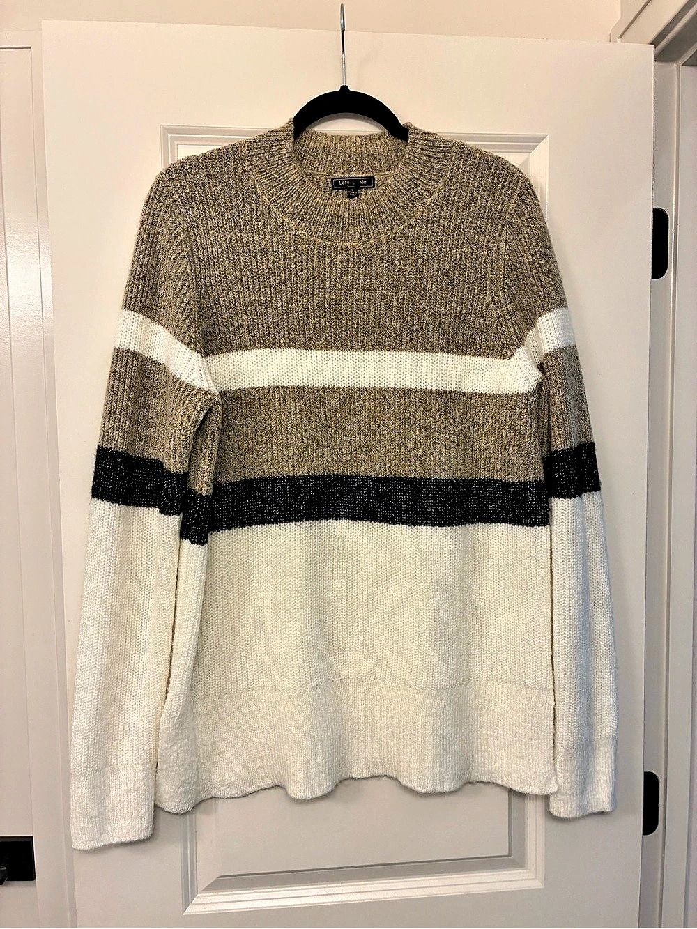 Lety & Me Color Block Crewneck Sweater in Gray & White Size Large Like